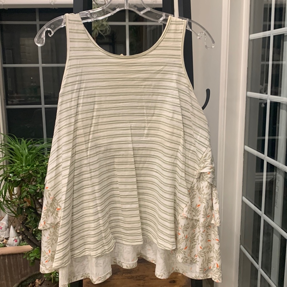 Hem & Thread tank top. Size medium. Excellent condition